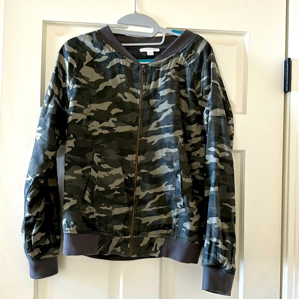 Women’s small camo jacket with zipper, amazing condition!
